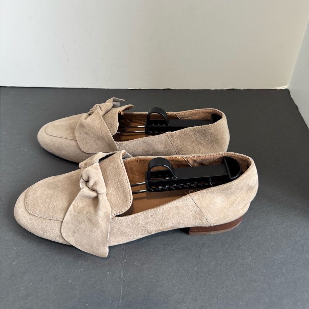 Franco Sarto Abyss Beige Suede Loafers with Bow Detail. Size 10M - Picture 5 of 14